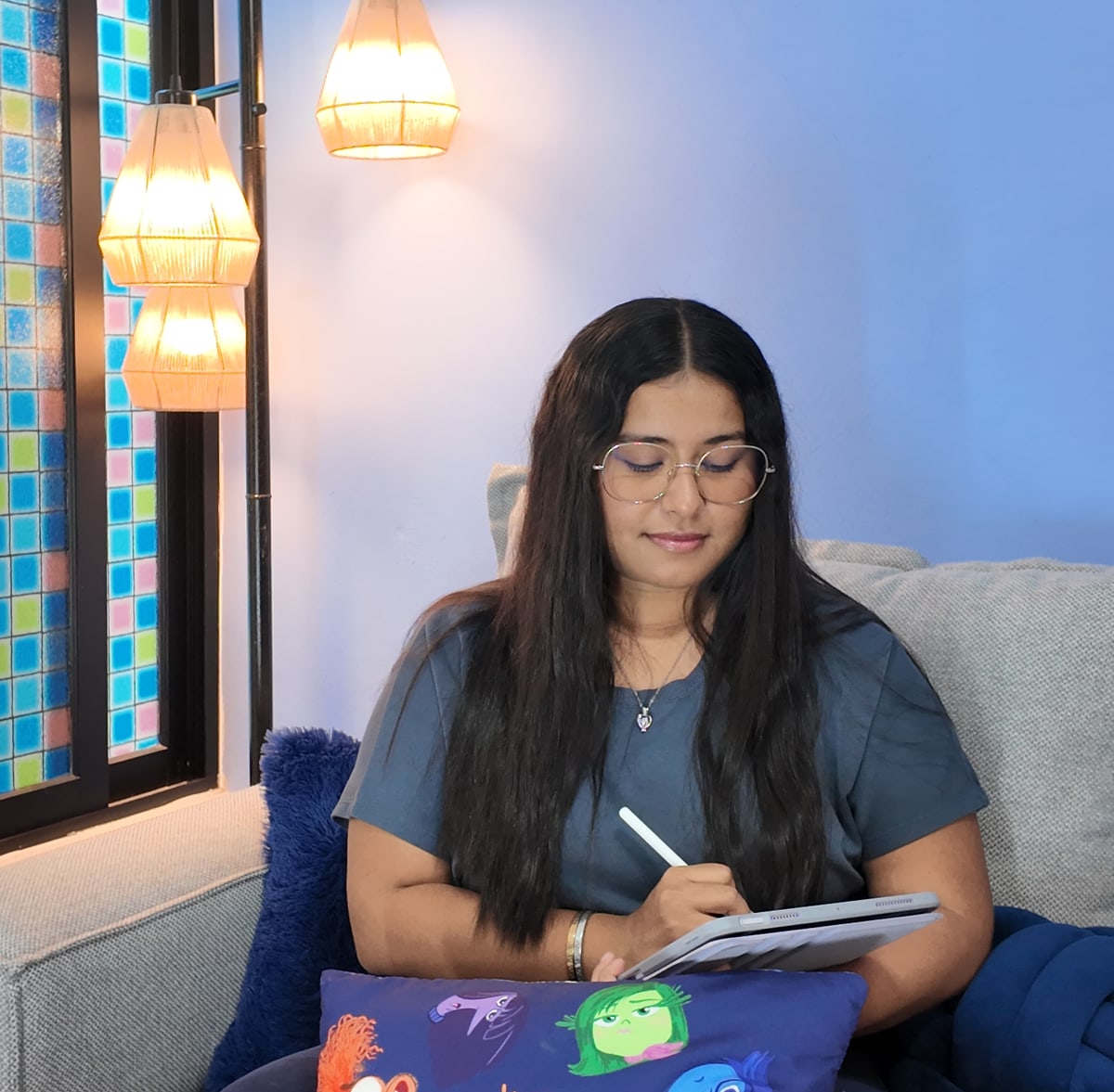 Caroli Gil escribiendo en una tableta, sentada en el sillón de su consultorio