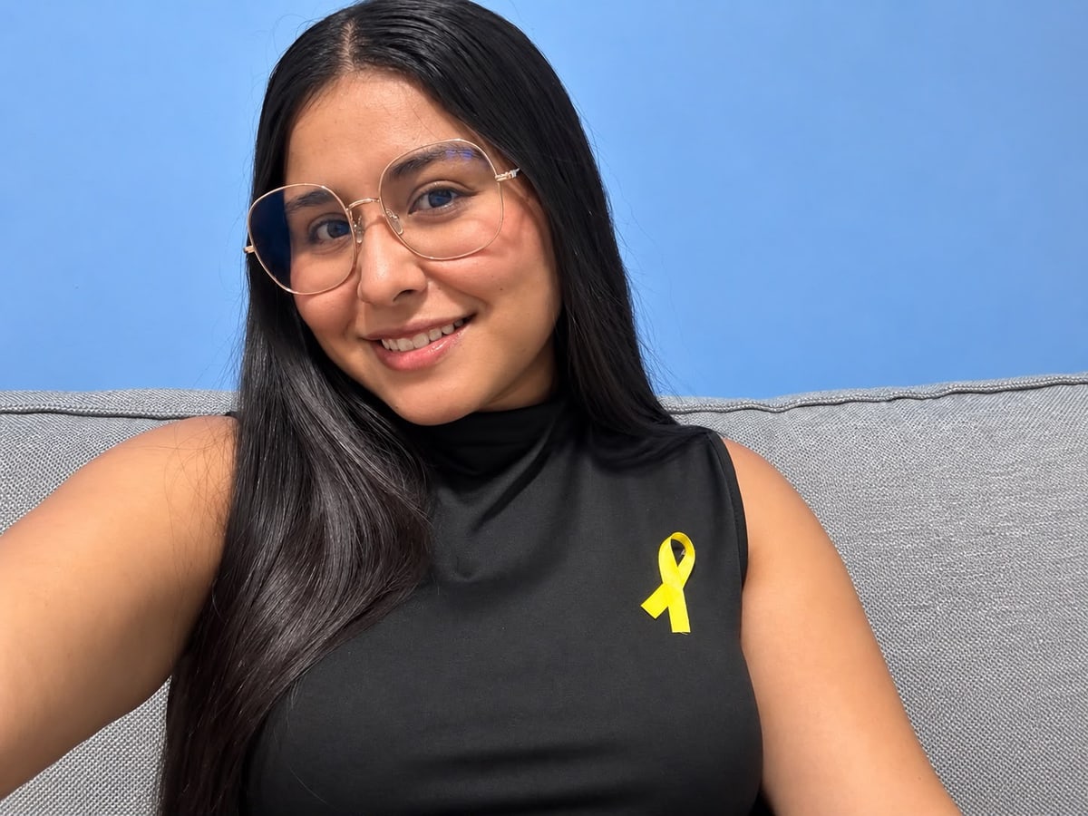 Caroli Gil en su consultorio, con un listón amarillo por la prevención del suicidio